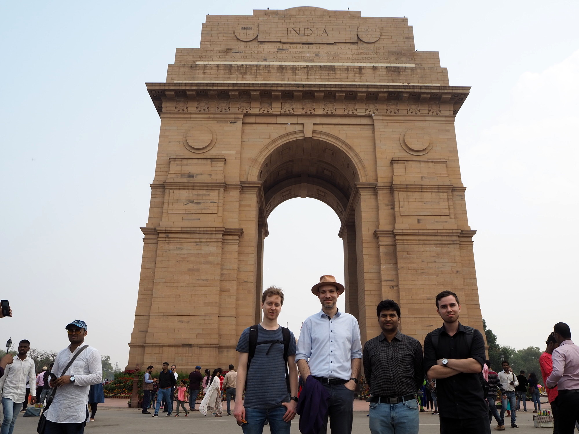 Group photo of four researchers from the technical faculties at Friedrich-Alexander-Universität Erlangen-Nürnberg and the Indian Institute of Technology Delhi visiting India Gate in Delhi.