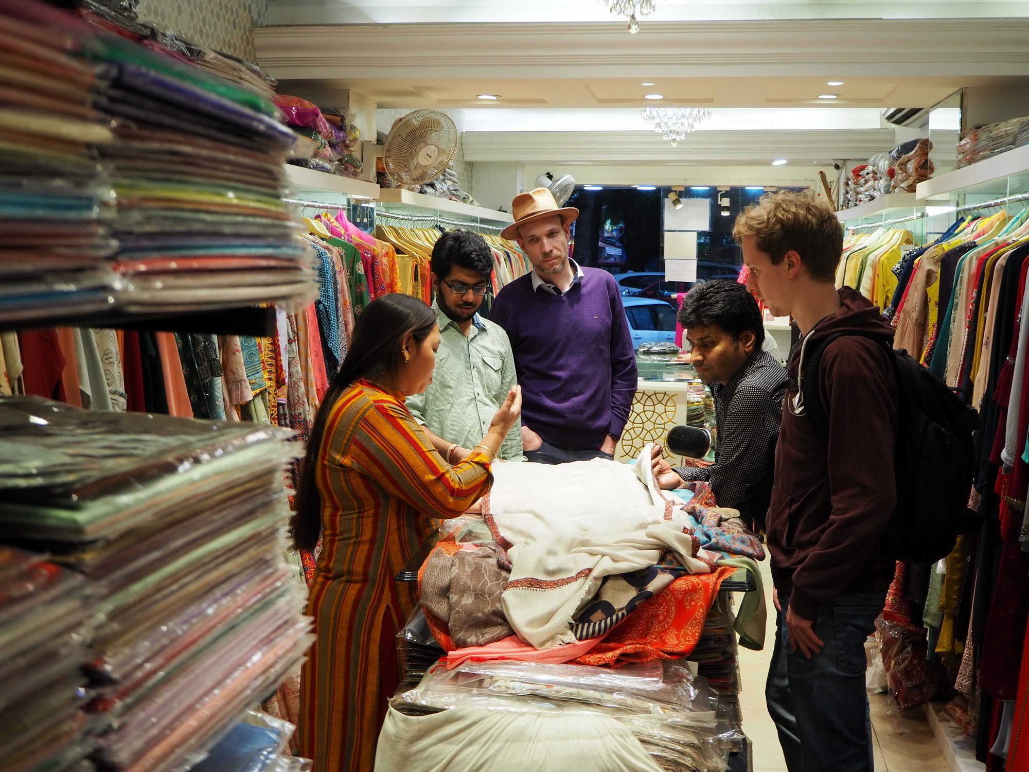 Four researchers from the technical faculties at Friedrich-Alexander-Universität Erlangen-Nürnberg and the Indian Institute of Technology Delhi shopping for clothes and fabrics in Delhi.